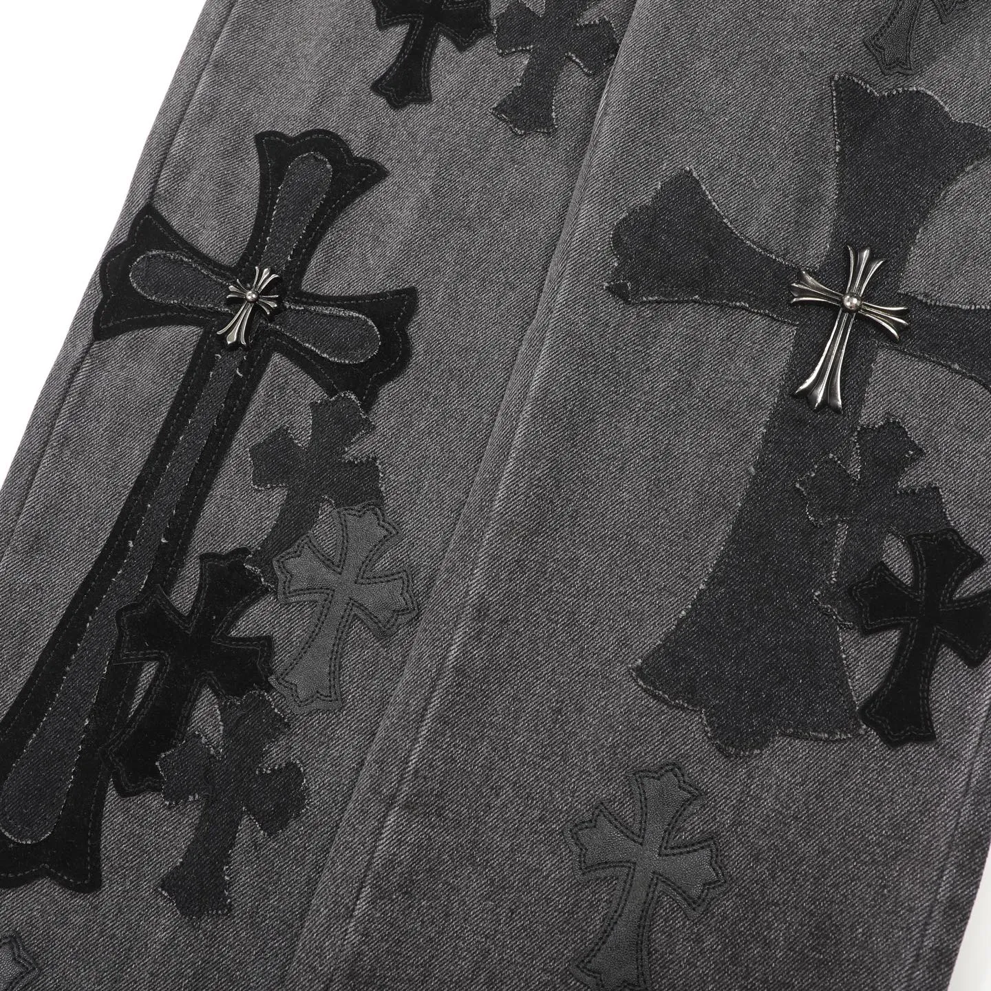 P300 CH Chromehearts black cross-stitched leather black and gray heavy-duty cow king jeans, cabinet price 74W level, patchwork cross pattern embellishment, washed jeans! ! An absolutely high-end luxury product, a 1.9W-level god-level single product, a super popular product, made by top heavy industry, a magic weapon that cannot be missed! [About Zangyin] This is an extremely luxurious fashion brand that can also be called the aristocracy of the high street. It has always been an exclusive brand for some hipsters or rich second generations. Compared with ordinary high streets, it is more luxurious and noble. Compared with luxury brands, it is more fashionable and individual. It has always been a brand that I have a special liking for. [Top heavy industry fashion design] Consistently high-street luxury style. Speaking of this style, the Zangyin family and GU family are definitely the leading representative brands. Especially the Zangyin family has really achieved a state-of-the-art effect in creating high-street style. The unique washed material is used to create this style. The color system is already quite eye-catching. After it is decorated with patchwork cross flowers, it cleverly highlights the charm of the brand. Secondly, this style uses classic The high-waist cutting design highlights the long legs and fashionable temperament of the upper body. The brand is highly recognizable and the slim fit configuration is more suitable for daily wear. It is a product that interprets personality, fashion, and specifications at a glance. This single product is enough to make any fan excited. It can be a white T-shirt for a youthful college style, or a tight suspender for a royal style. It has strong matching ability and can be easily controlled by men.  [Materials and craftsmanship] Needless to say, this point goes without saying. As an excellent craftsman brand, Zangyin’s requirements for details and craftsmanship are really perfect. The washed color of this model has gone through so many processes, not to mention the embellishment of denim appliques. It is also purely hand-made and sewn. Just like what they believe in, only hand-made things have soul and have the meaning of wear. A top-notch heavy-duty fashionable denim item, I look forward to your perfect interpretation! !  Color: black gray Size: 28-36